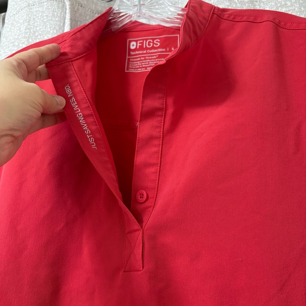 FIGS Women’s Technical Collection Rafaela Oversized Red Scrub Top Size small - Picture 4 of 9